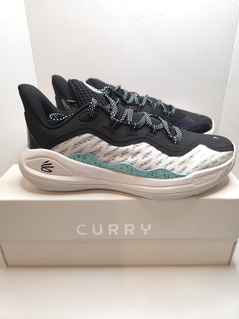 Under Armour Stephen Curry 11 Flow Future White Black Kids Sizes 6.5Y.